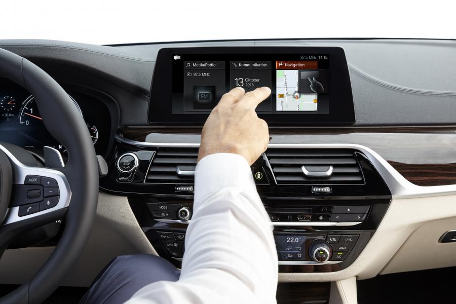 Детали интерьера BMW 540i Sedan M Sport 2017 года  (WW) (фото 58 из 98)